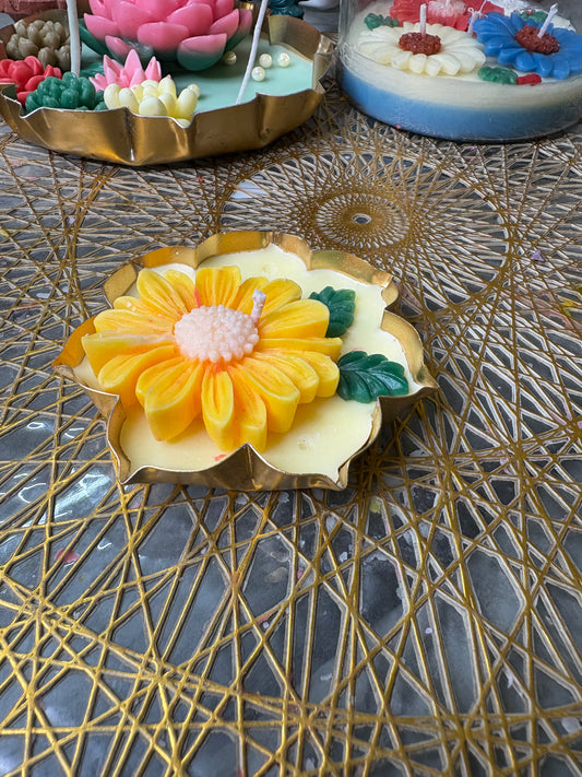 Golden Bloom Candle 🌼